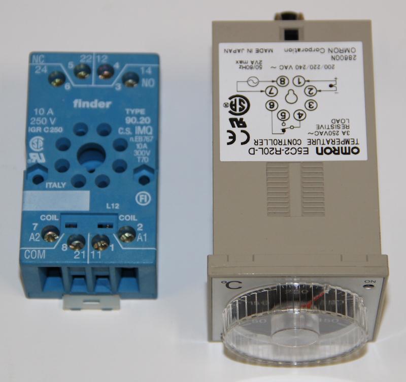 Omron E5C2-R20L-D Temperature Controller with Finder 90.20 socket